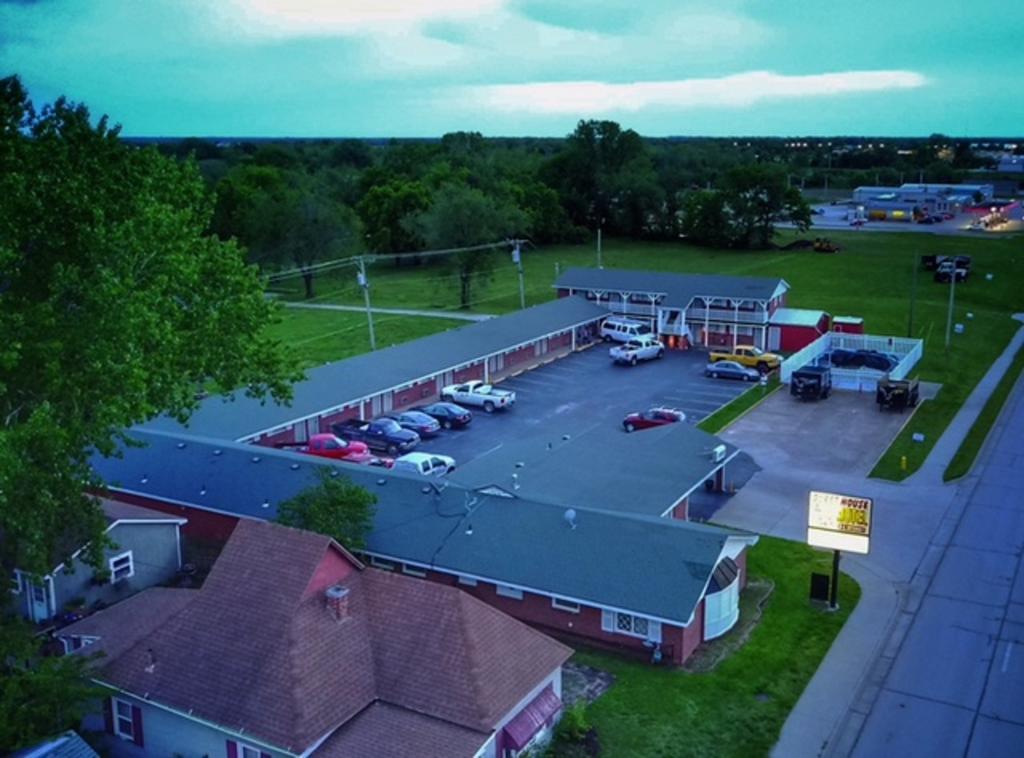 Guest House Motel Chanute Exterior photo