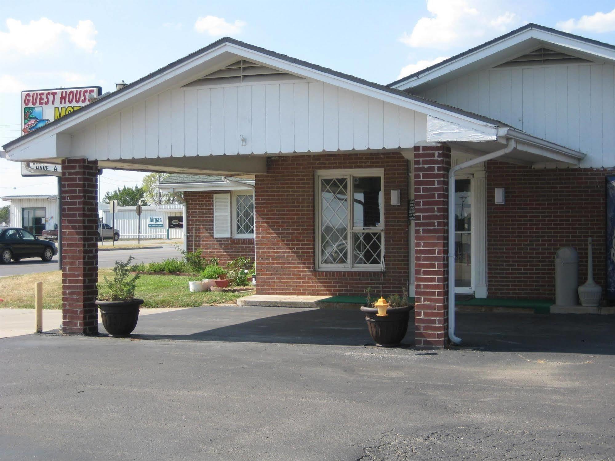 Guest House Motel Chanute Exterior photo