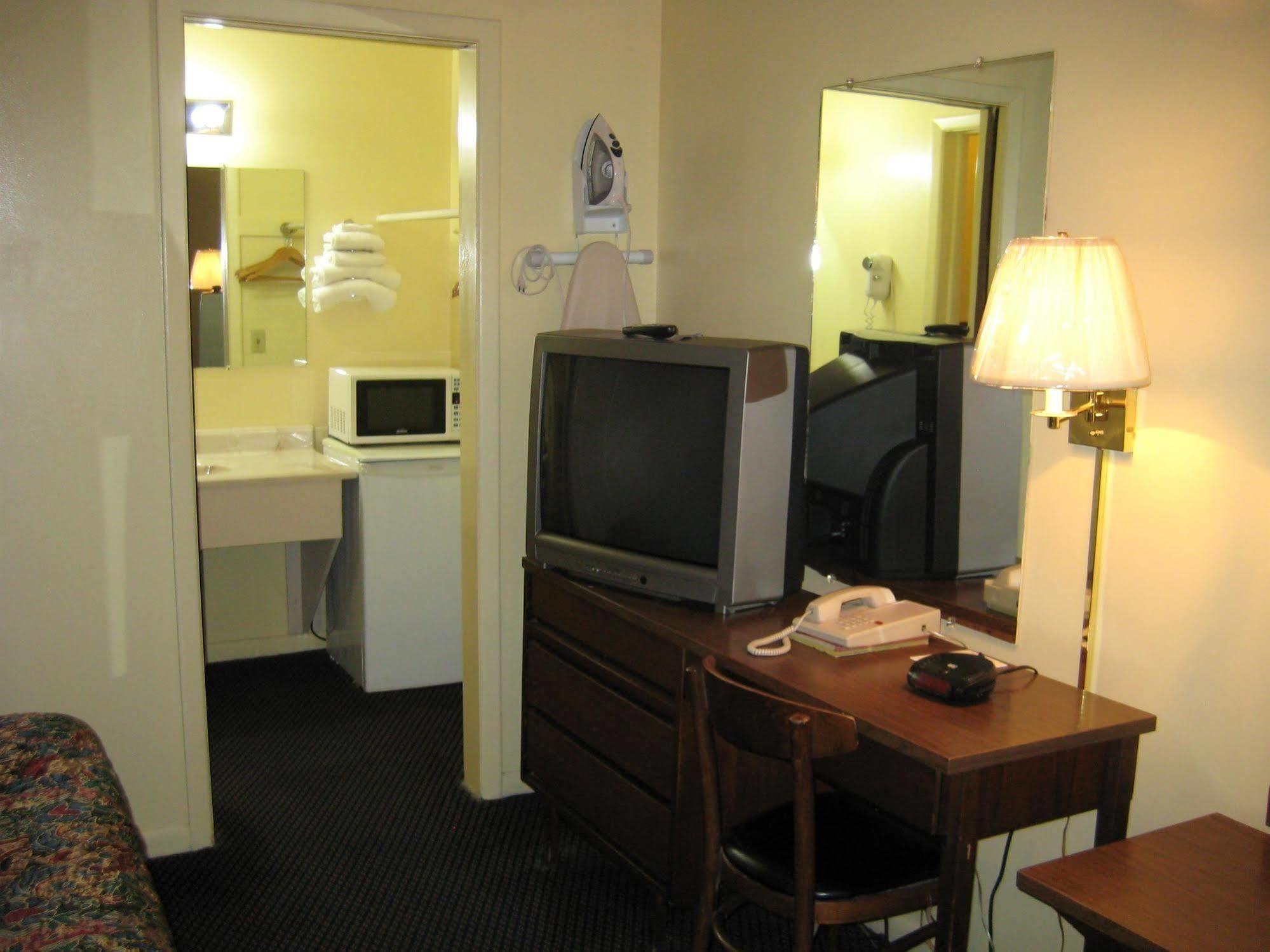 Guest House Motel Chanute Room photo