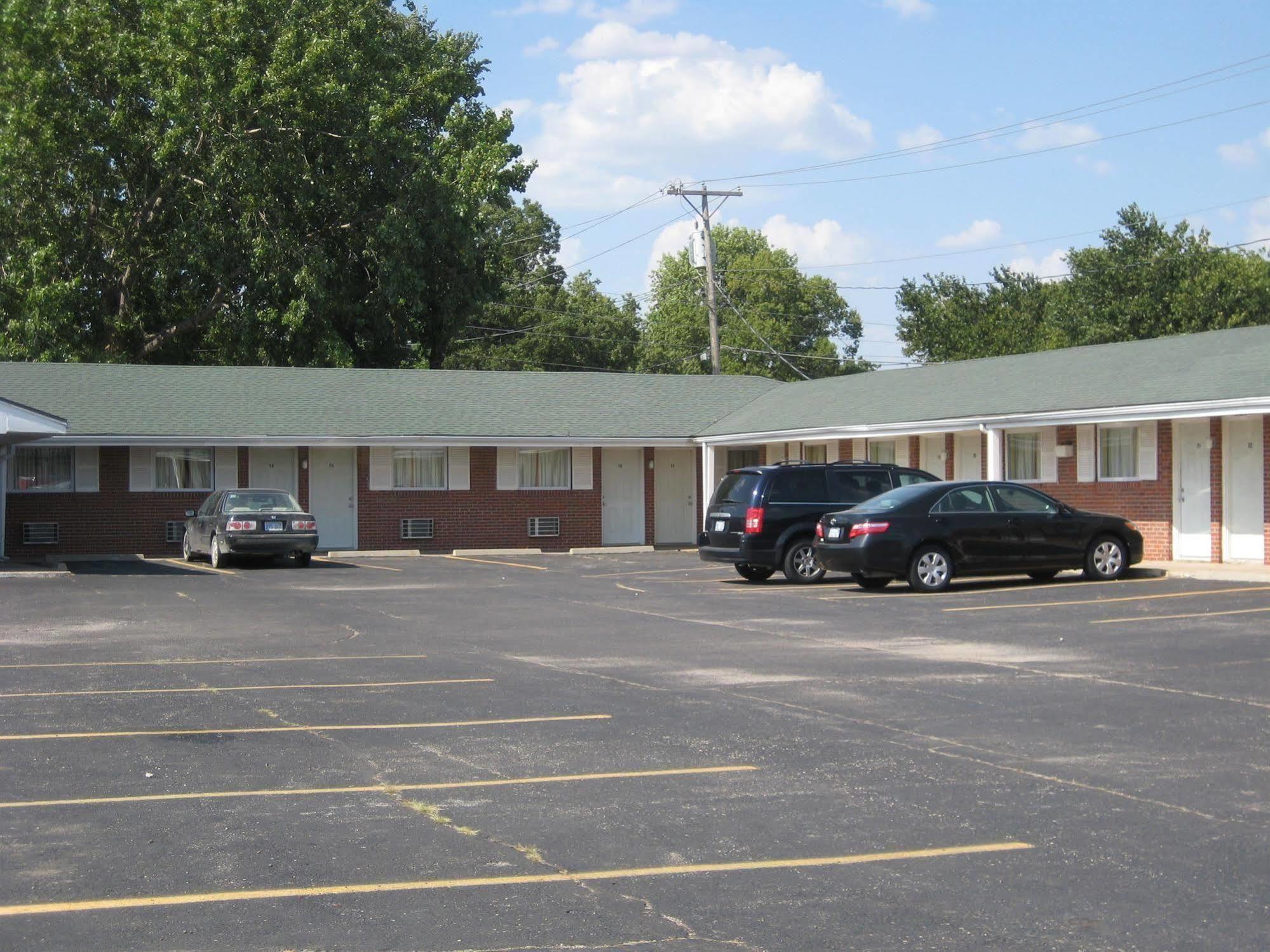 Guest House Motel Chanute Exterior photo