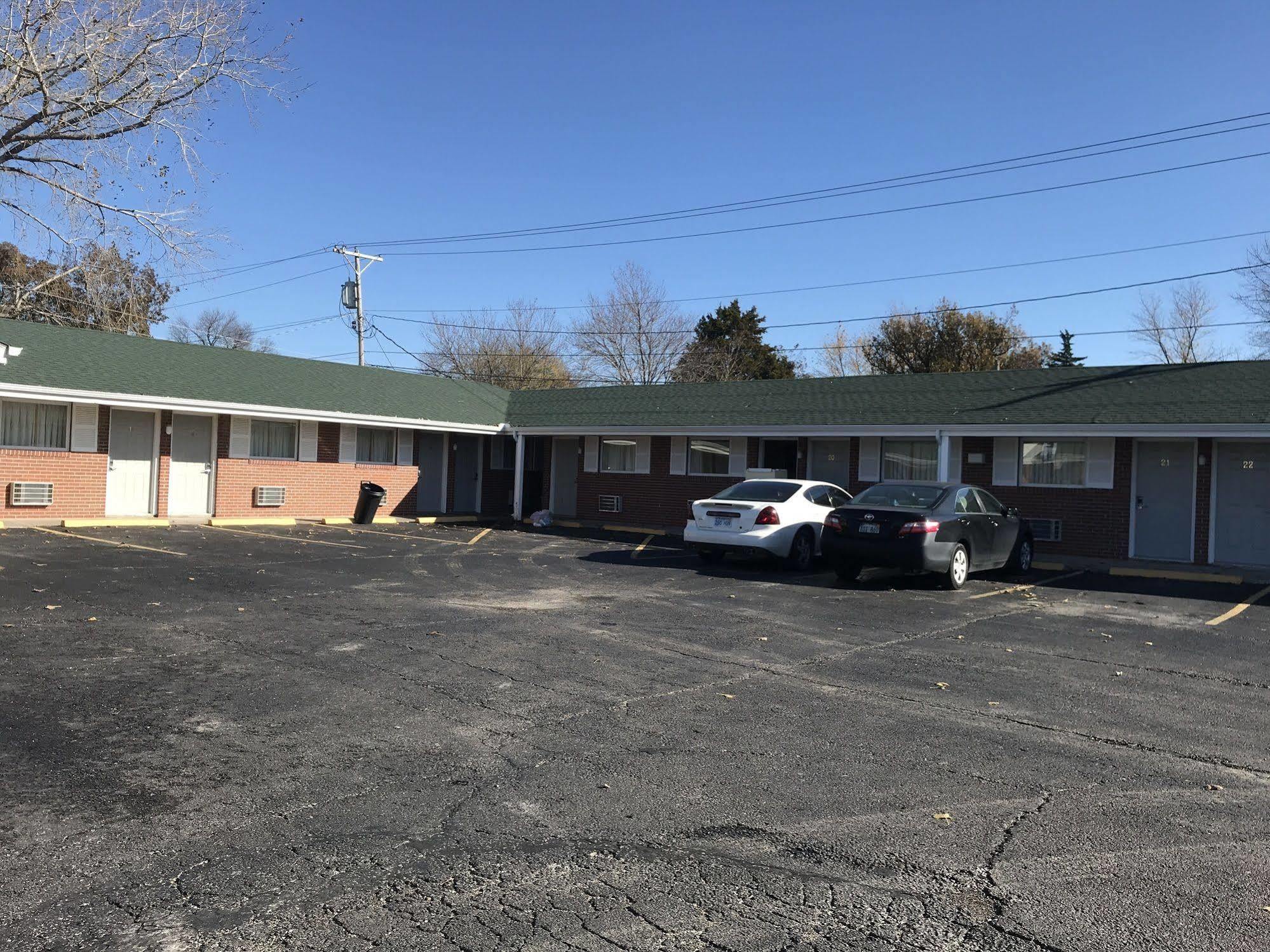 Guest House Motel Chanute Exterior photo